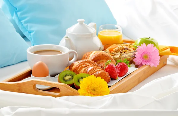 Otel odasında yatakta kahvaltı tepsisi — Stok fotoğraf