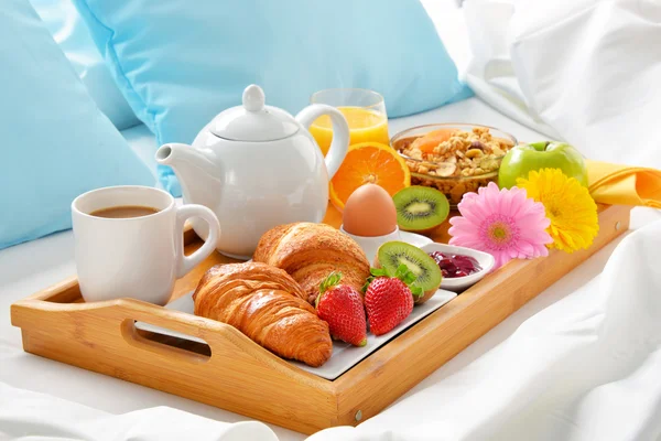 Frühstückstablett im Bett im Hotelzimmer — Stockfoto