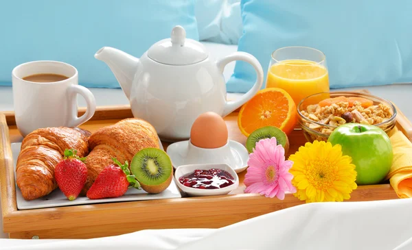 Bandeja de desayuno en la cama en la habitación del hotel —  Fotos de Stock