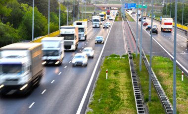 Dört şeritli kontrollü erişimli otoyol Polonya