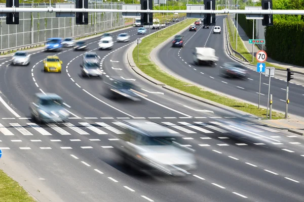 Sześć lane dwukierunkowej ulicy w mieście Poznaniu — Zdjęcie stockowe