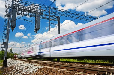 Tam hız hareket Modern elektrikli yolcu treni