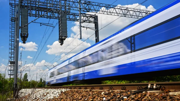 Moderno treno passeggeri elettrico in movimento a piena velocità — Foto Stock