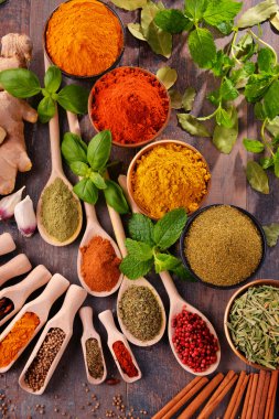 Baharat mutfak masasının üzerinde çeşitli