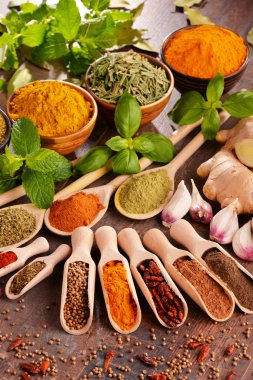 Baharat mutfak masasının üzerinde çeşitli