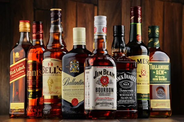 Botellas de varias marcas de whisky de Estados Unidos, Irlanda y Escocia — Foto de Stock