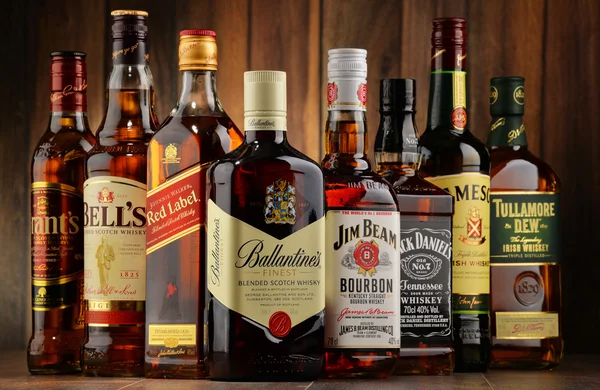 Flaschen verschiedener Whiskey-Marken aus den USA, Irland und Schottland — Stockfoto