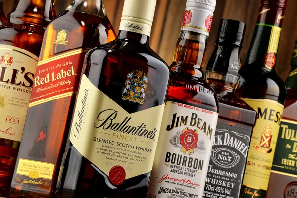 Láhve z několika značek whiskey z Usa, Irska a Skotska — Stock fotografie