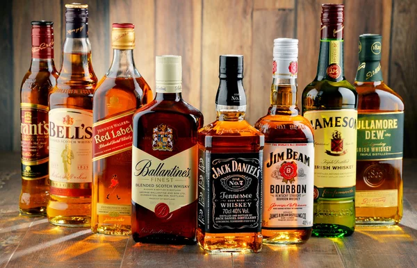 Botellas de varias marcas de whisky de Estados Unidos, Irlanda y Escocia — Foto de Stock