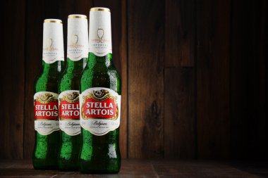 Üç Stella Artois bira şişesi