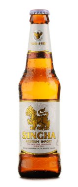 Beyaz arka plan üzerinde izole Singha bira şişe