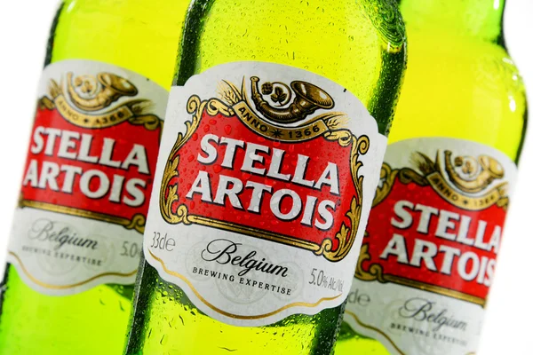 Τρία μπουκάλια μπύρας Stella Artois απομονωθεί σε λευκό — Φωτογραφία Αρχείου