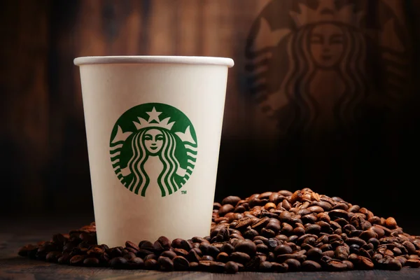 Composición con taza de café Starbucks y frijoles — Foto de Stock