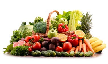 Beyaza izole edilmiş çeşitli organik sebzeler.