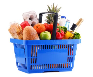 Plastik alışveriş sepetine çeşitli gorcery ürünleri ile