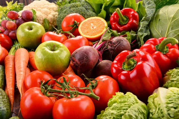 Variedad de verduras orgánicas crudas — Foto de Stock