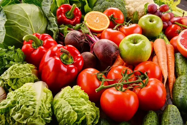 Diverse råa ekologiska grönsaker — Stockfoto