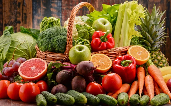 Assorted raw organic vegetables — Stock Photo, Image