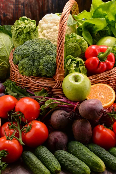 Diverse råa ekologiska grönsaker — Stockfoto