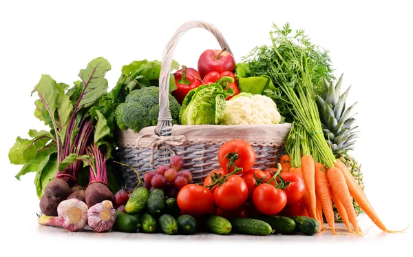 Beyaza izole edilmiş çeşitli organik sebzeler. — Stok fotoğraf