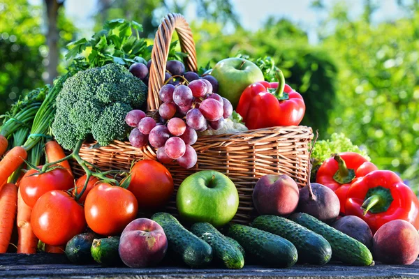 Varietà di frutta e verdura fresca biologica in giardino — Foto Stock