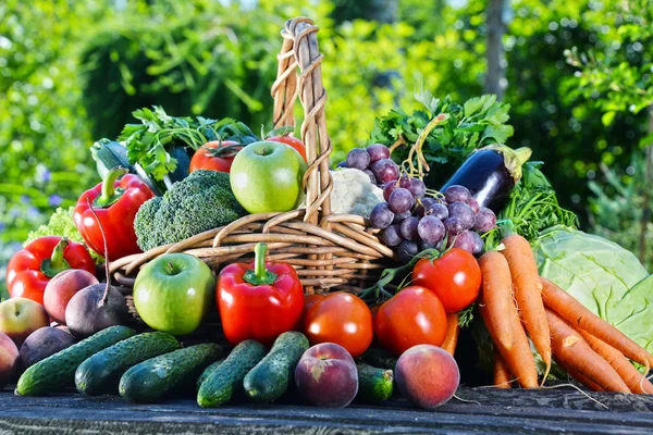 Variedad de verduras y frutas orgánicas frescas en el jardín — Foto de Stock