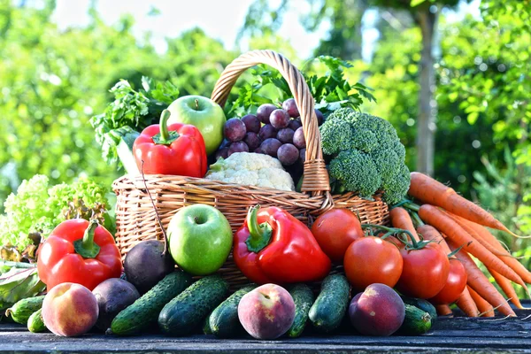 Scala aan verse biologische groenten en fruit in de tuin — Stockfoto