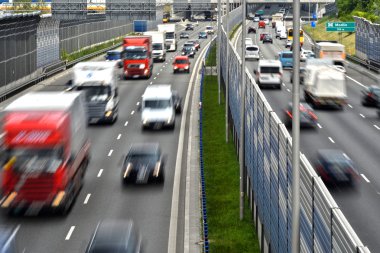 Polonya 'da altı şeritli otoyol