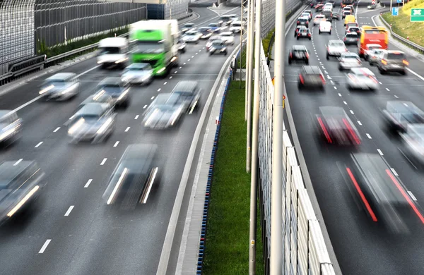 Hat sávos, ellenőrzött autópálya Lengyelországban — Stock Fotó