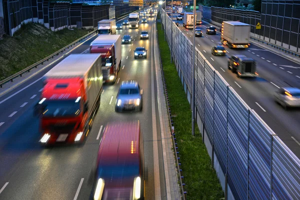 Sechsspurige kontrollierte Autobahn in Polen bei Nacht — Stockfoto