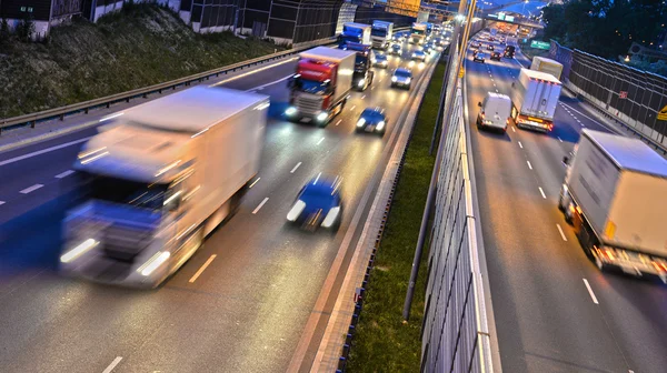 夜ポーランドで 6 車線制御アクセス道路 — ストック写真