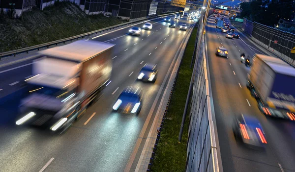 Sześciu pasa kontrolowany dostęp do autostrady w Polsce przez noc — Zdjęcie stockowe