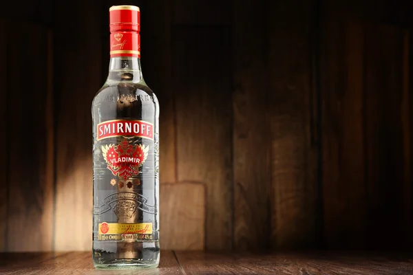 Бутылка водки Smirnoff Red Label — стоковое фото