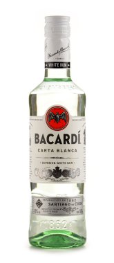 Bacardi beyaz ROM üzerinde beyaz izole şişe