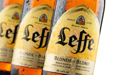 Leffe bira ağaç şişeleri beyaz izole