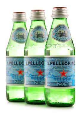 San Pellegrino maden suyu şişeleri beyaz izole