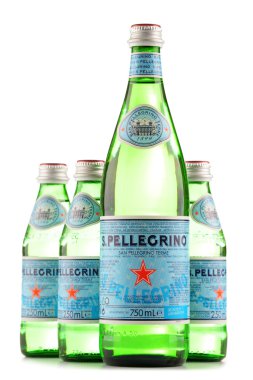 San Pellegrino maden suyu şişeleri beyaz izole