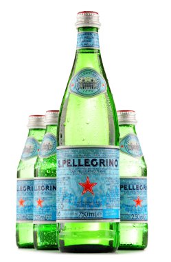 San Pellegrino maden suyu şişeleri beyaz izole