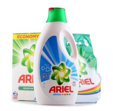 Ariel çamaşır deterjan ürünleri üzerinde beyaz izole