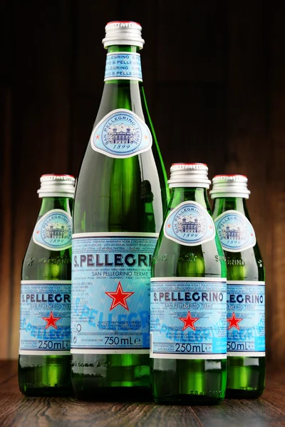 San Pellegrino maden suyu şişeleri — Stok fotoğraf