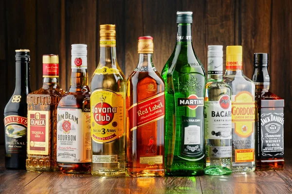 Botellas de varias marcas de licor duro — Foto de Stock