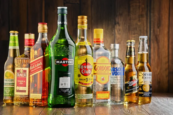 Garrafas de marcas variadas de licor duro — Fotografia de Stock