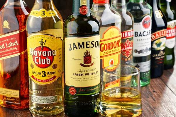Бутылки различных марок крепких спиртных напитков — стоковое фото