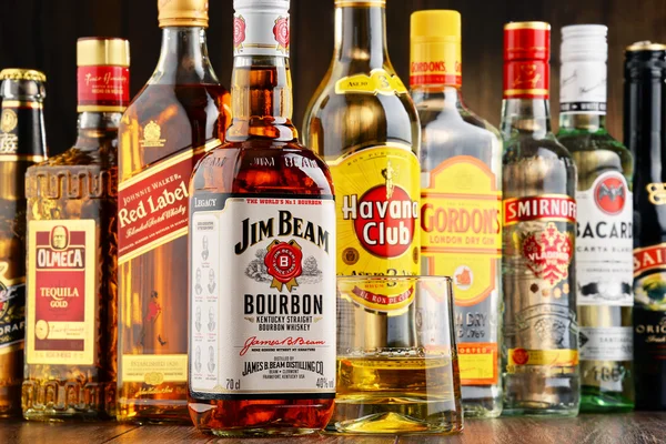 Lahve různé tvrdý alkohol značek — Stock fotografie