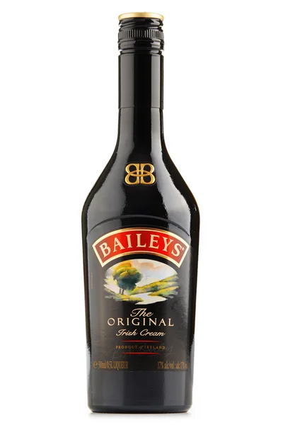 Бутылка ирландского крема Baileys изолированы на белом — стоковое фото