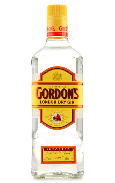 Botella de Gordon 's London Ginebra seca aislada en blanco —  Fotos de Stock