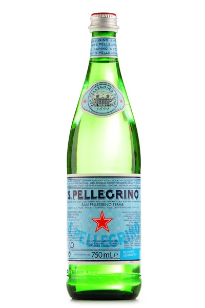 Botella de agua mineral San Pellegrino aislada en blanco — Foto de Stock