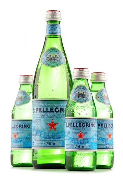 Bouteilles d'eau minérale San Pellegrino isolées sur blanc — Photo