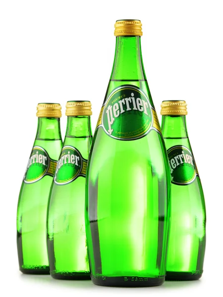 Бутылки минеральной воды Perrier, выделенные на белом — стоковое фото