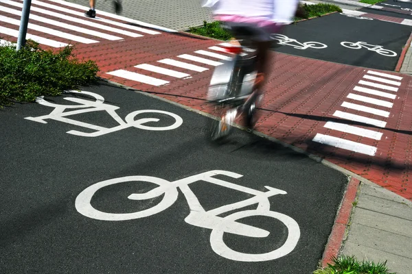 Fahrrad-Straßenschild und Fahrradfahrer — Stockfoto